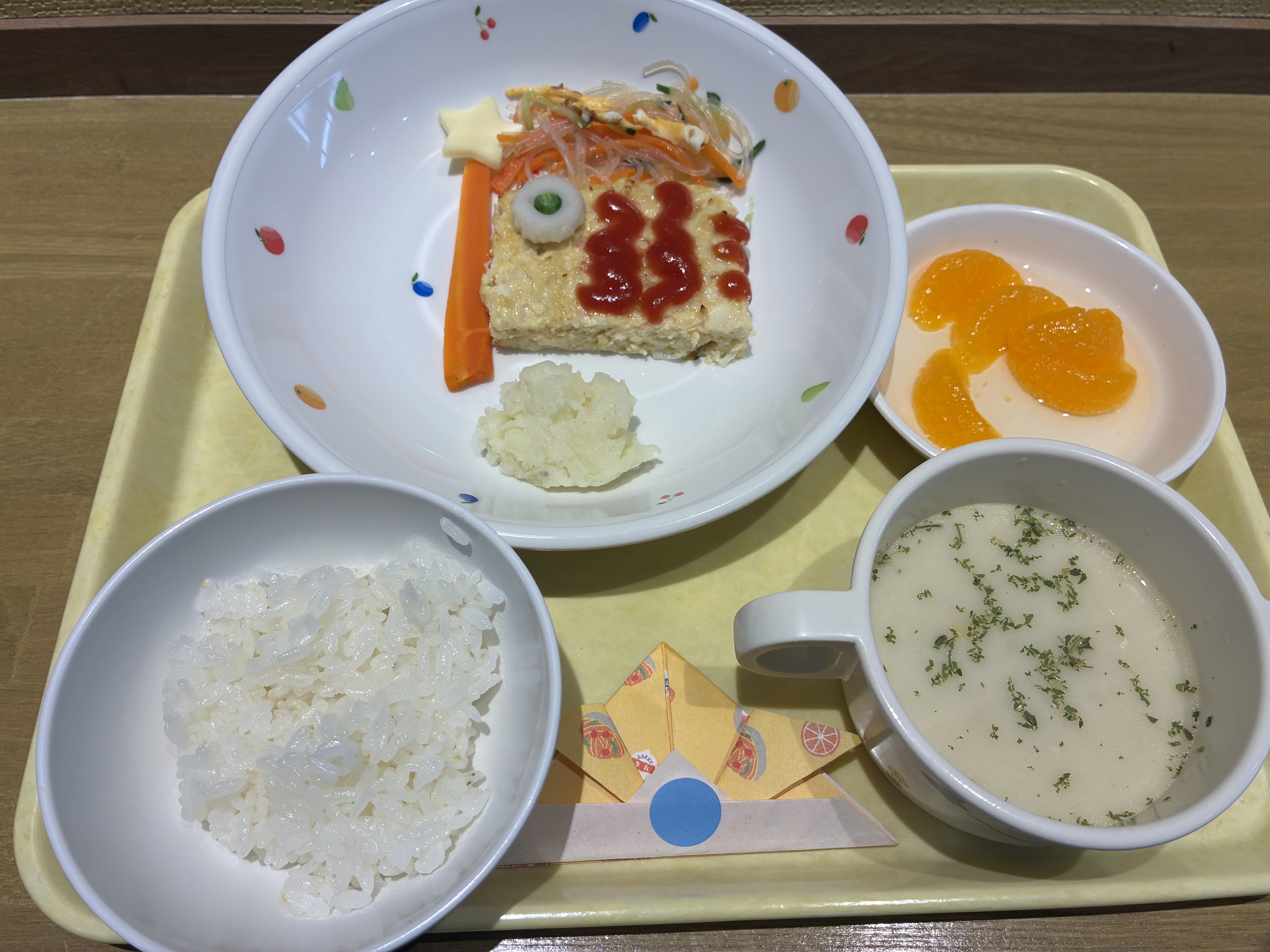やまぶき保育園の手作り給食（こいのぼり型ハンバーグと健康的なメニュー）
